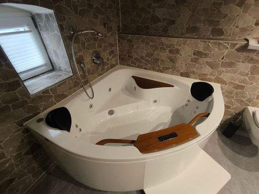 Jacuzzi Badewanne 2. OG.jpg