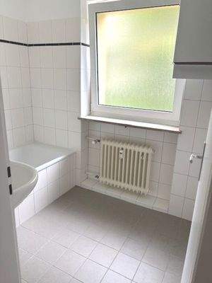 Helles Badezimmer mit Fenster