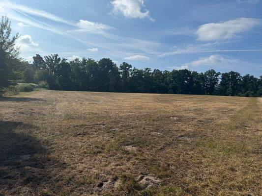 Hinter dem Grundstück 