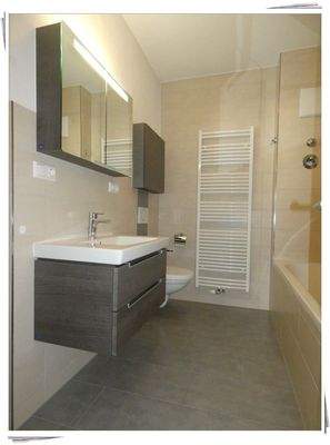 Bad mit Waschtisch und Spiegelschrank