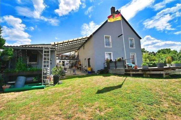 Nordansicht mit Pool und Gartenfläche