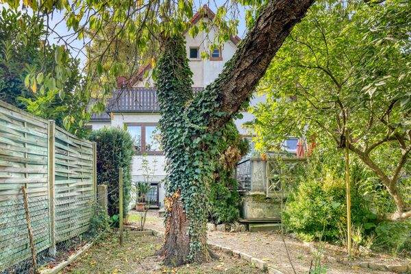 Blick vom Garten auf das Wohnhaus