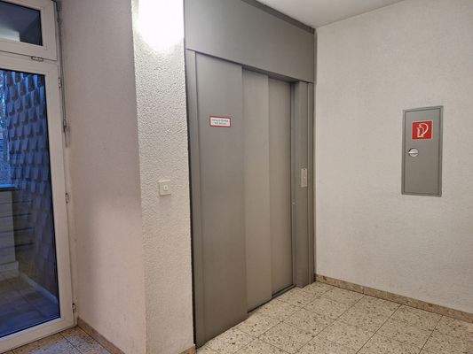 Treppenhaus mit Aufzug
