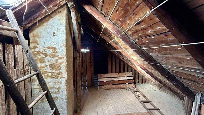 Blick auf den Dachboden