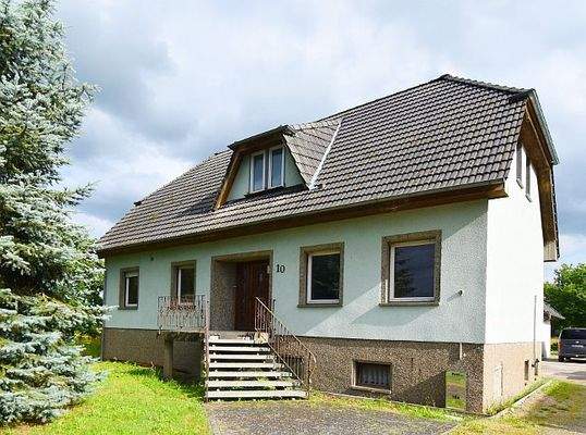 ...dazu ein vollunterkellertes Wohnhaus