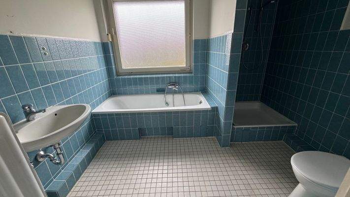 Vollbad mit Dusche oben