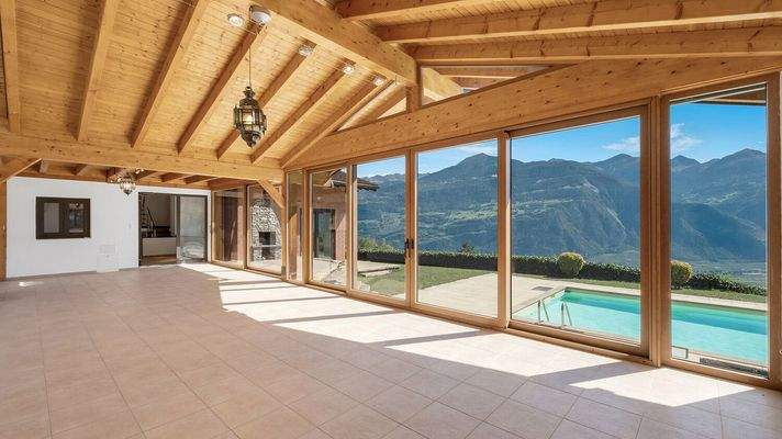 Gloriette mit Blick auf den Aussenpool