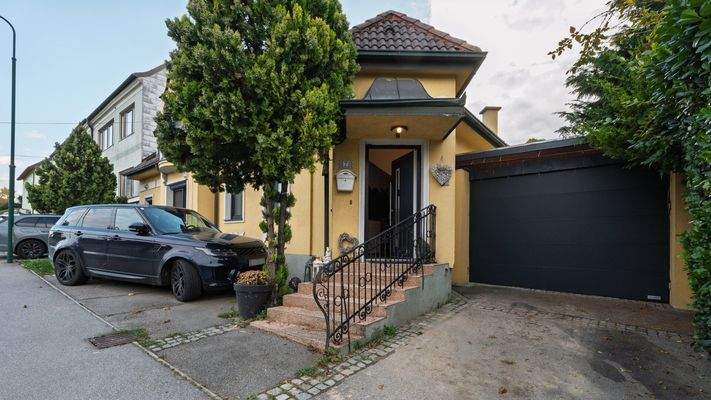 Eingangsbereich und Einfahrt Carport Haus