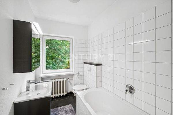 Separates Badezimmer für Kinder und Gäste im Obergeschoss