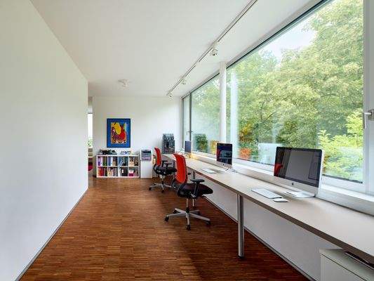 Der Arbeitsbereich für die Kinder wurde so gestaltet, dass Hausaufgaben gemeinsam erledigt werden können