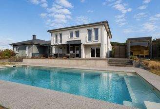 Exklusiver Poolbereich mit Sonnenterrasse und privater Gartensauna