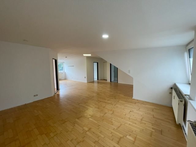 Sehr großzügige 2- Zimmer Wohnung