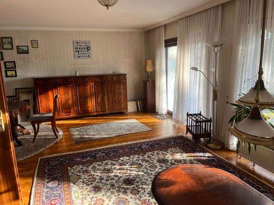 Wohnzimmer mit Hebe-Schiebetür zur Terrasse, EG