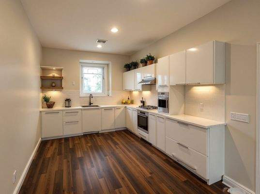 Moderne L-Küche mit Charme: Hochwertige Einbaugeräte und clevere Regalnische garantieren Kochkomfort!