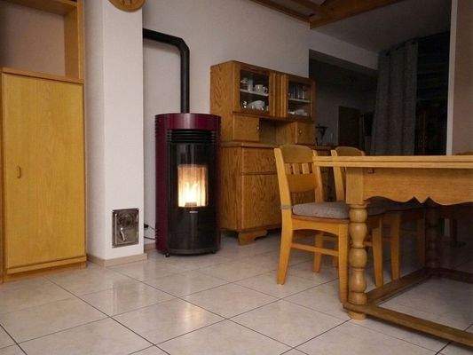 Pelletofen bei Dunkelheit