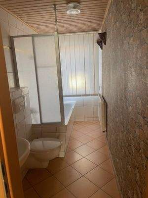 Bad mit Wanne+Duschvorrichtung