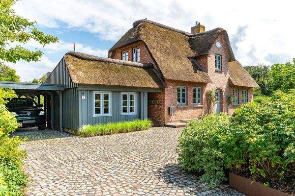 Westansicht mit Anbau und Carport