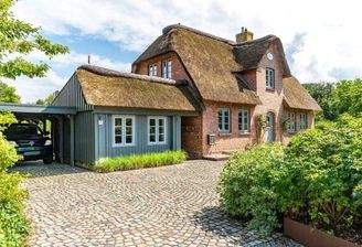Westansicht mit Anbau und Carport