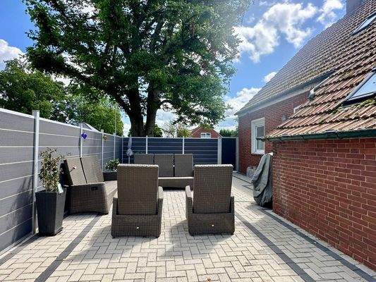 Großzügige Terrasse mit Sichtschutz