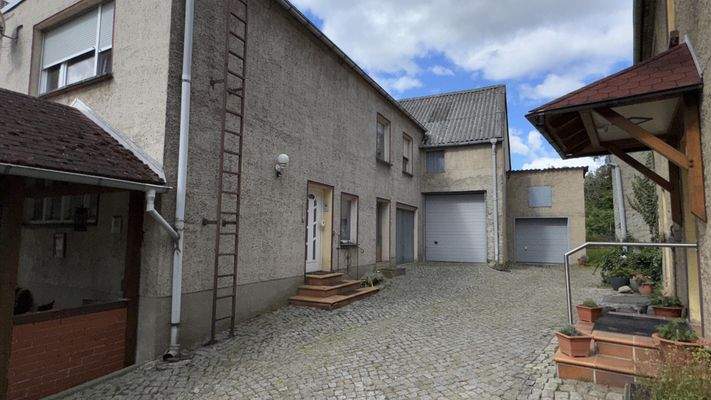 Nebengebäude mit Scheune und Garage