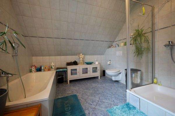 Dusche und Badewanne