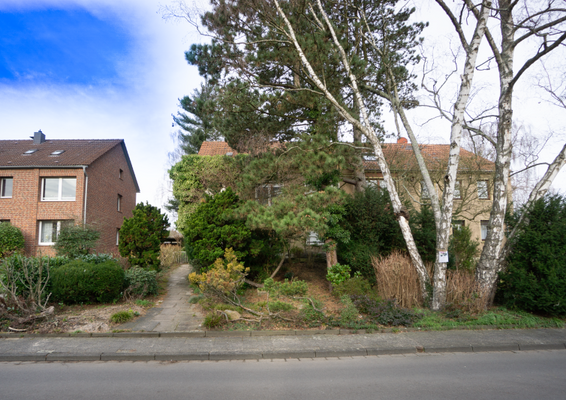 Straßenansicht mit Nachbarbebauung