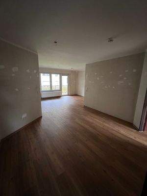 Blick von Diele aus Richtung Wohnzimmer und Balkon