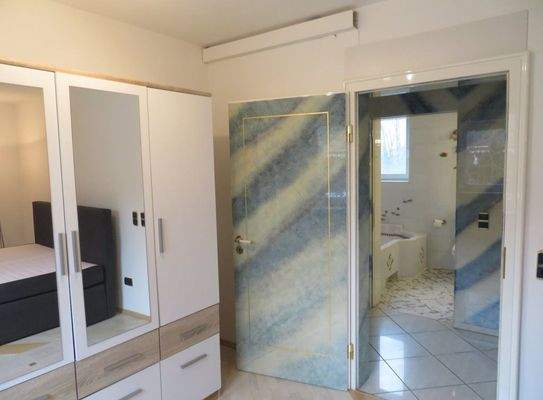 25-Obergeschoss-Schlafen+Blick Bad.JPG