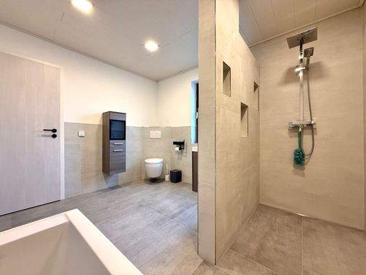 ...bodentiefer Dusche