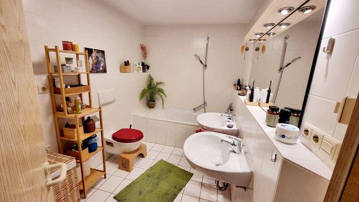 Bad mit Badewanne und WC