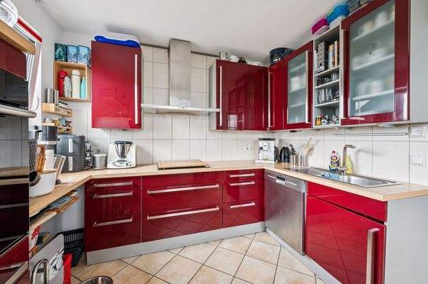 Moderne Einbauküche in Rot 