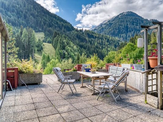 und großer sonniger Panorama-Terrasse