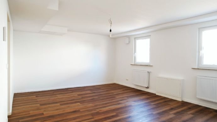 2022 Saniert! 71 m² Erdgeschosswohnung mit 90 m² Garten und Garage