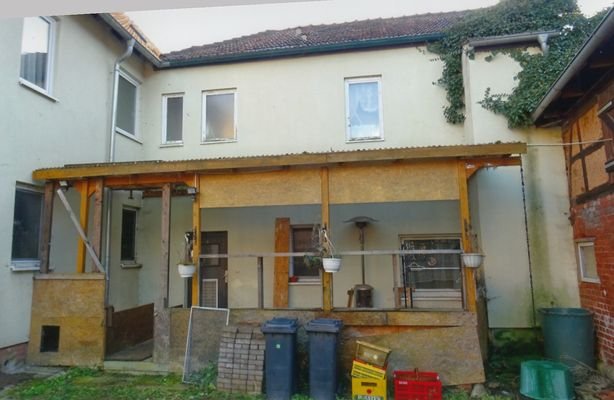 Hofansicht mit überdachter Terrasse