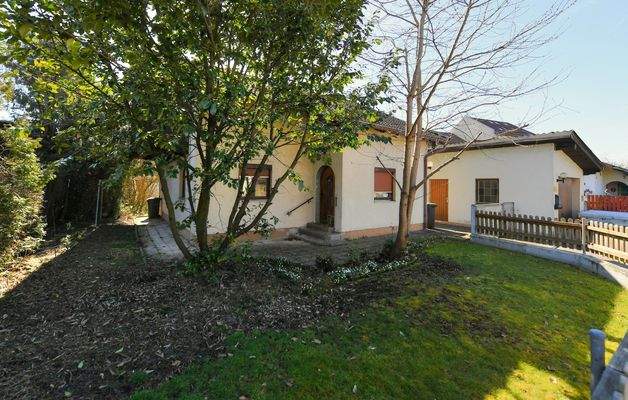 Gut geschnittenes Grundstück mit Altbestand