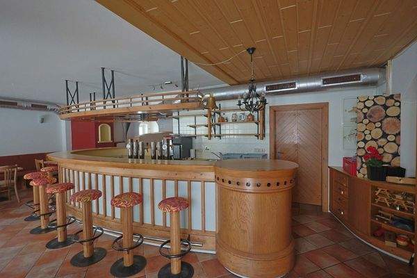 Gastraum mit Bar