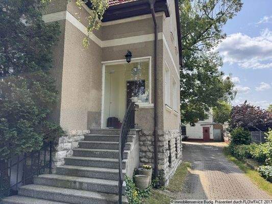 Eingangsbereich Wohnhaus und Zufahrt zum Innenhof