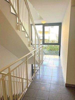 Helles und freundliches Treppenhaus