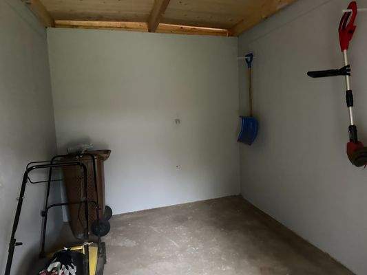 Lagerraum zwischen den Garagen