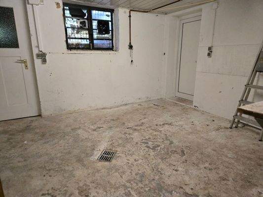 Heizungsraum mit Zugang zu den Stellplätzen und zur Straßenseite