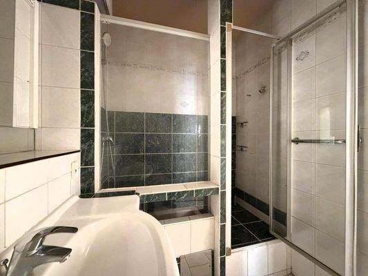 Badezimmer mit Dusche