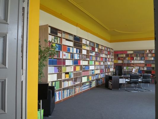 salon im EG mit bibliothek