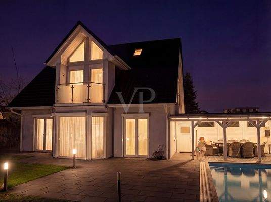 Rückansicht bei Nacht 