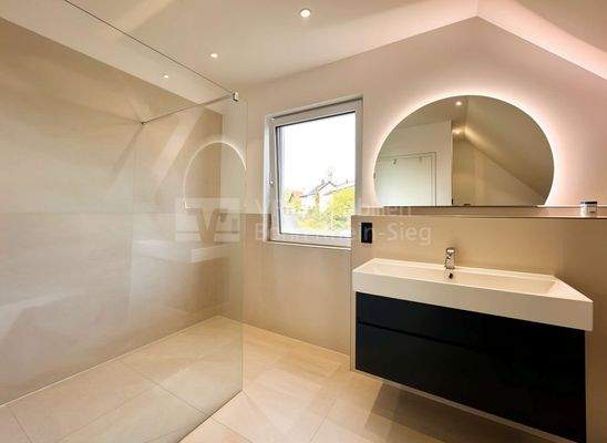 Badezimmer mit Fenster - (KI bearbeitet)