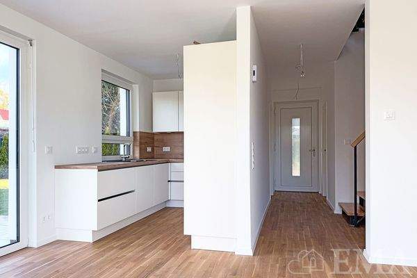 Blick vom Wohnzimmer zur Küche und in den Flur