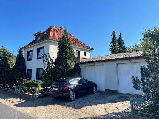 Vorderansicht mit Garagen