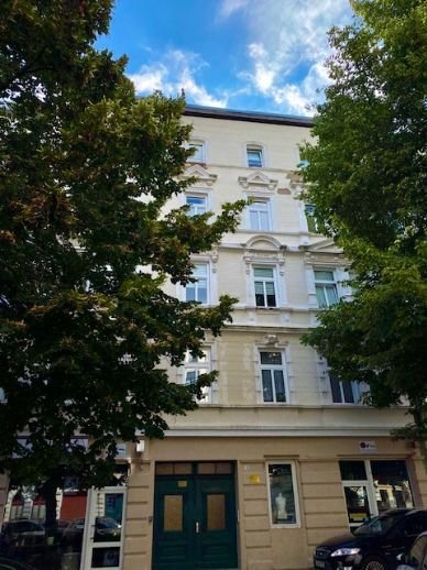 Wohnen in Stadtfeld, in gemütlicher Dachgeschosswohnung mit Einbauküche.