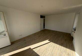 Leerer Wohnraum mit Holzboden