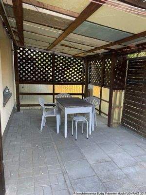 überdachter Außensitz