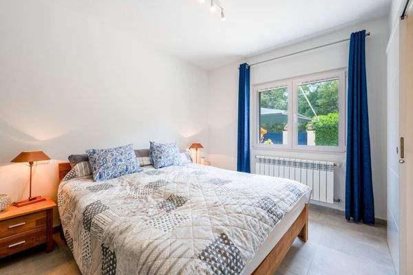 ea33618f-677b-4d7b-9ad2-ba7e8d748826